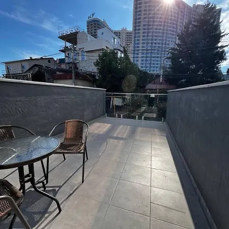 аркадія, з терасою та 3 хв до моря Appartement Odessa